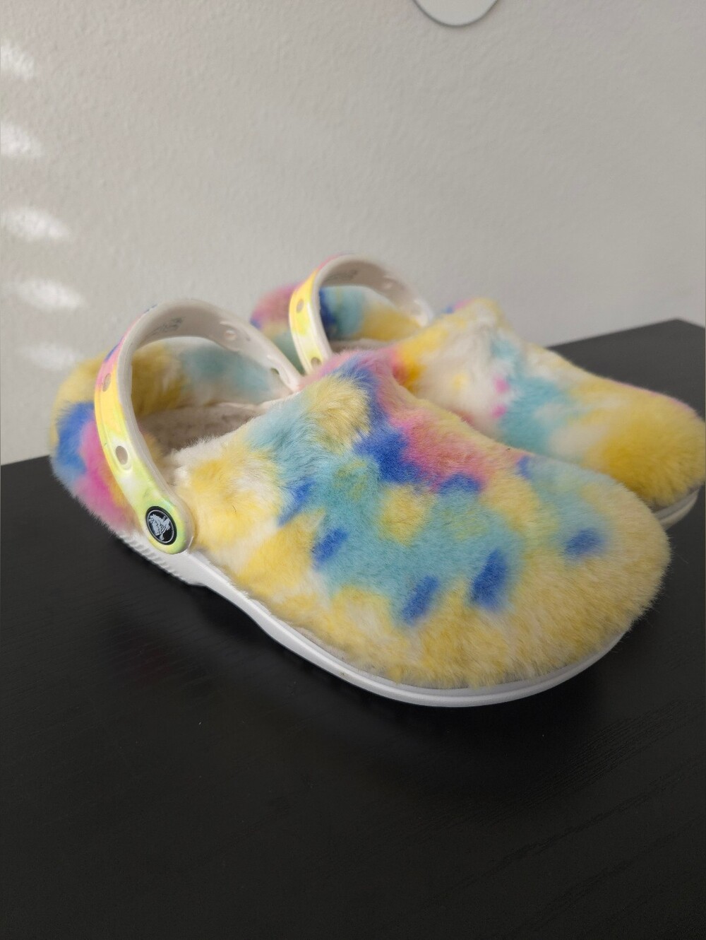 CROCS Women's Fuzzy Rainbow Tie-Dye Slip On Clog Sandals Size 6